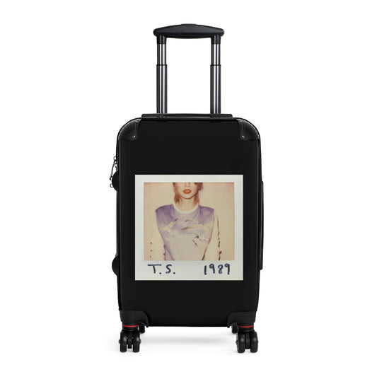 Geotrott Taylor Swift 1989 2014 Black Cabin Suitcase Extended Storage Adjustable Telescopic Handle Double Wheeled Polycarbonate Hard Shell Built In Lock